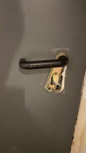 Beispiel Einbruch – aufgebrochenes Türschloss