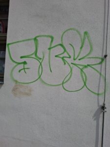 Beispiel Vandalismus – Graffiti an Hausfassade