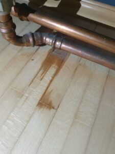 Beispiel Wasserschaden – undichte Rohrleitung
